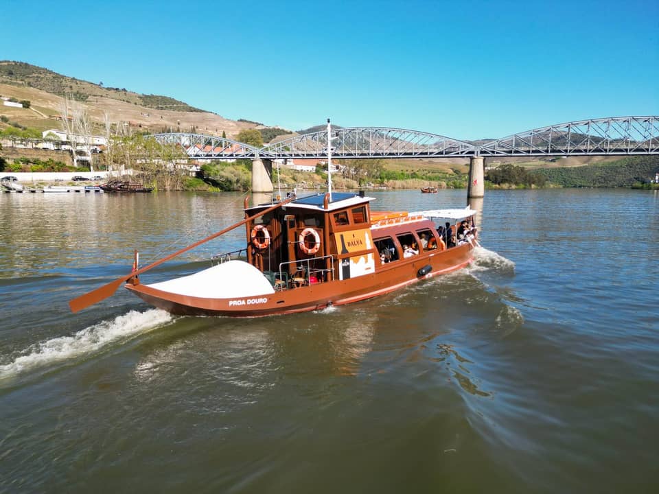 Douro Valley rabelo boat tour with Port wine — image 1