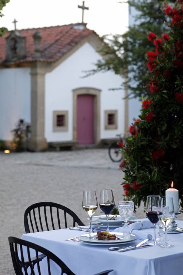 Outdoor table at Terraçu's restaurant in Quinta Nova